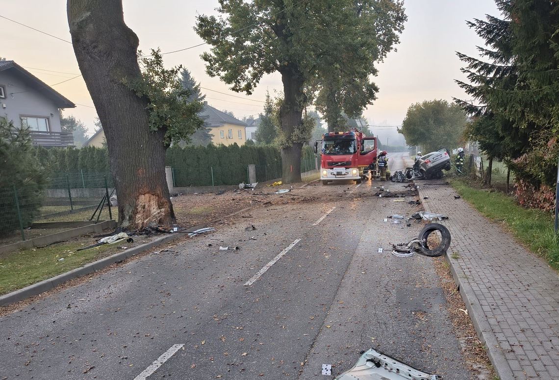 Rozpędzone Audi wypadło z drogi i wbiło się w drzewo. 20-letni kierowca nie miał szans na przeżycie Rozpędzone Audi wypadło z drogi i wbiło się w drzewo. 20-letni kierowca nie miał szans na przeżycie