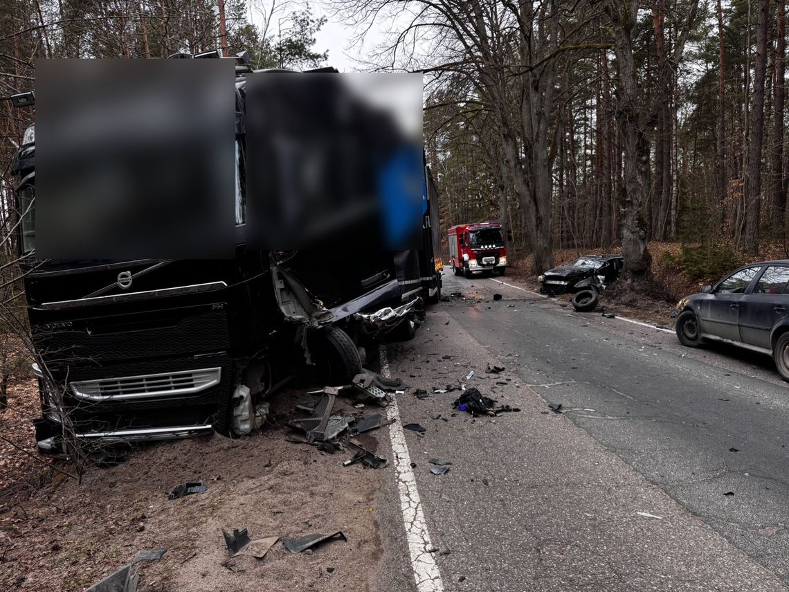Rozpędzone Audi zderzyło się czołowo z ciężarówką. Kierowca osobówki doznał poważnych obrażeń