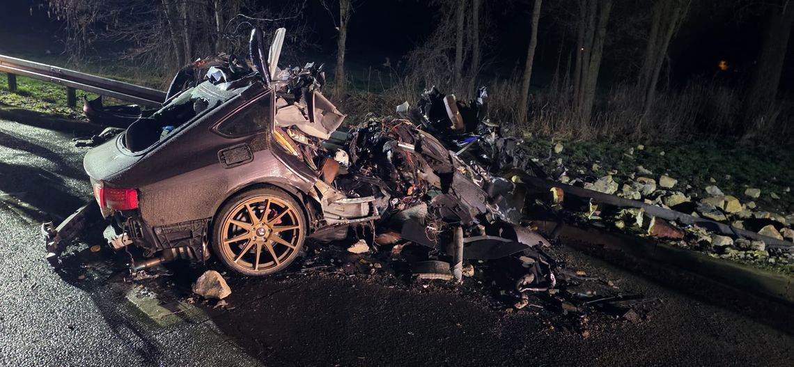 Rozpędzone Audi zmiotło kamienny przystanek. Auto zmiażdżone, 19-letni kierowca zginął na miejscu