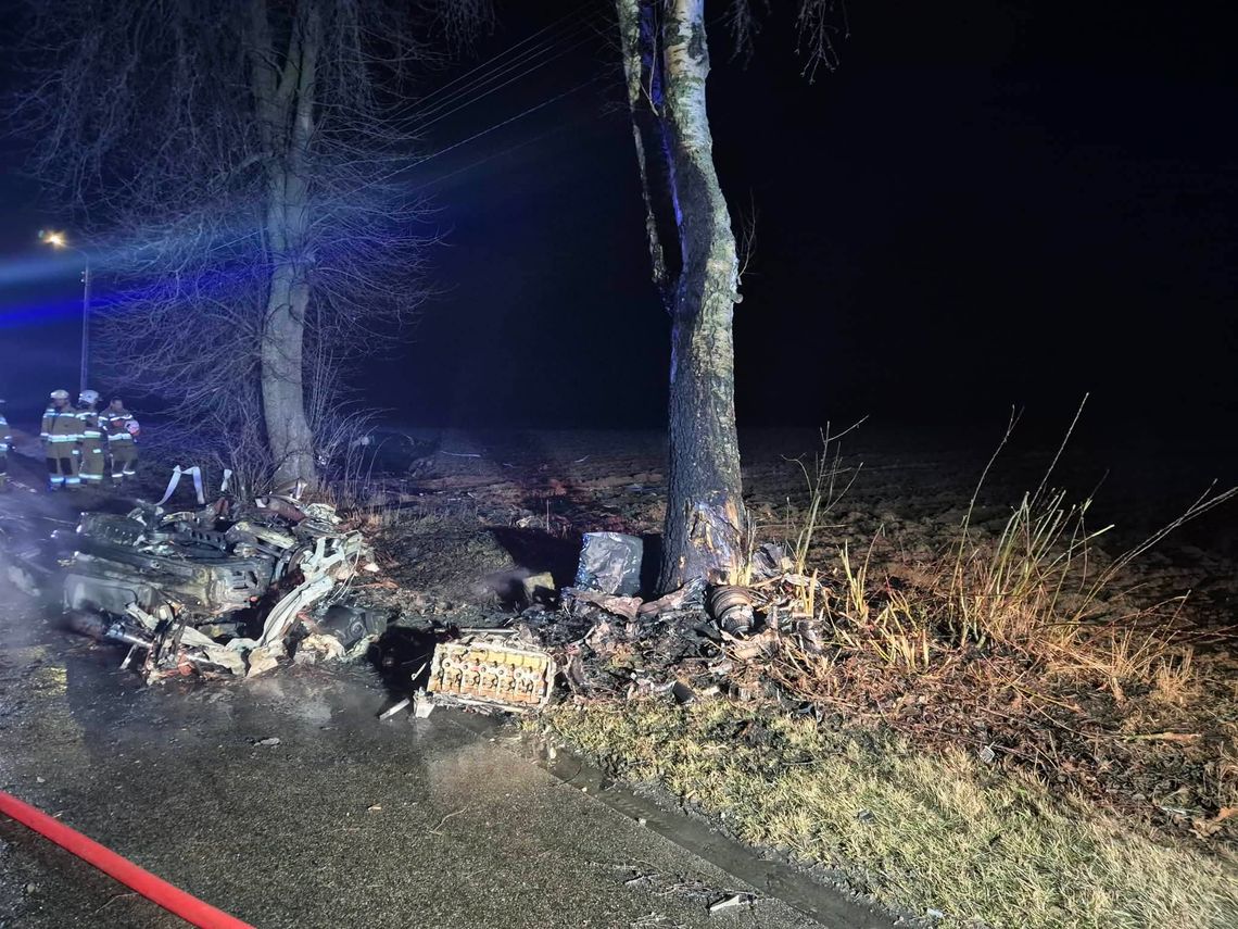Rozpędzone BMW wbiło się w drzewo i spłonęło. 32-letni kierowca nie miał szans na przeżycie