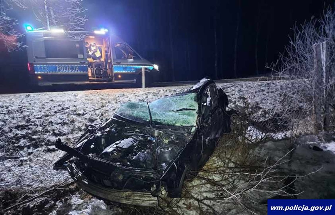 Rozpędzone BMW wbiło się w drzewo. Nie żyje 29-letni kierowca