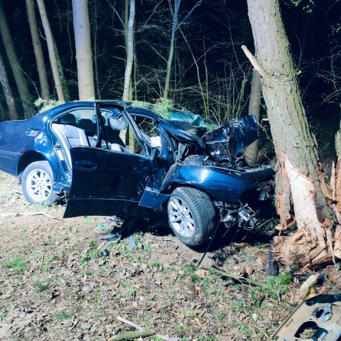 Rozpędzone BMW wbiło się w drzewo. Zginęło dwóch młodych mężczyzn, trzeci jest ciężko ranny