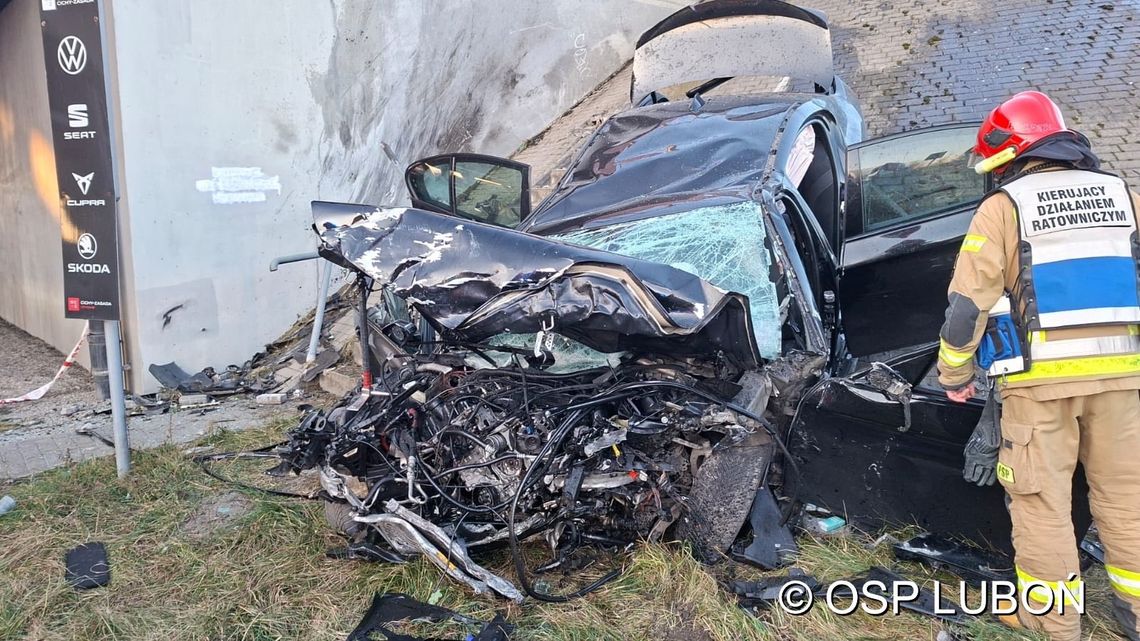 Rozpędzone BMW wbiło się w podporę wiaduktu. Ciężko ranny kierowca zabrany do szpitala Rozpędzone BMW wbiło się w podporę wiaduktu. Ciężko ranny kierowca zabrany do szpitala