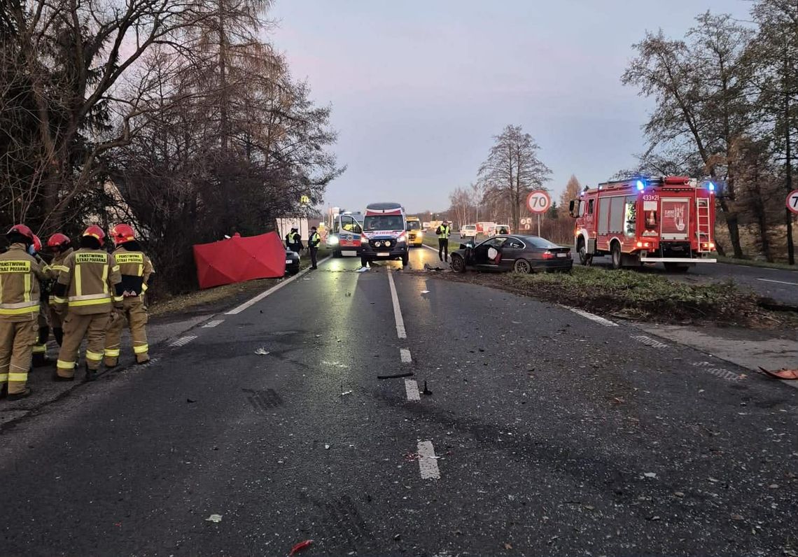 Rozpędzone BMW wbiło się w tył mazdy. Zginęła 18-latka, druga jest w stanie krytycznym Rozpędzone BMW wbiło się w tył mazdy. Zginęła 18-latka, druga jest w stanie krytycznym