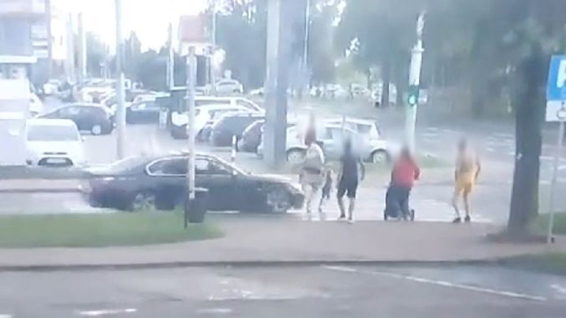 Rozpędzone BMW wjechało w matkę z dzieckiem na przejściu dla pieszych. Siła uderzenia wyrzuciła ich w powietrze