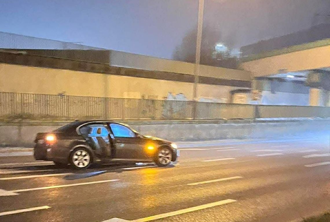 Rozpędzone BMW zakończyło jazdę na słupie. Kierowca próbował uciec, zatrzymał go świadek