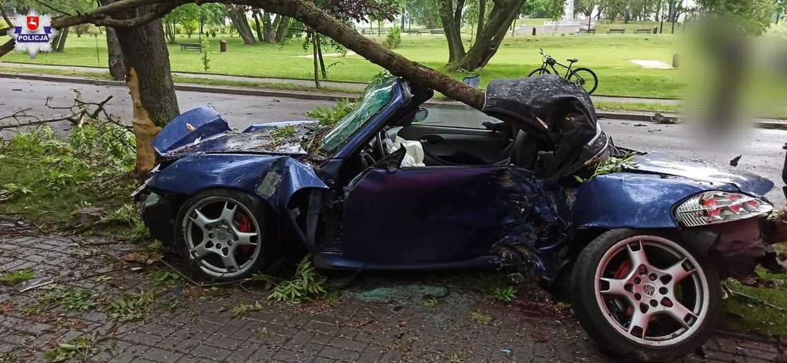 Rozpędzone porsche wbiło się w drzewo. Kierowca nie przeżył, pasażer w szpitalu