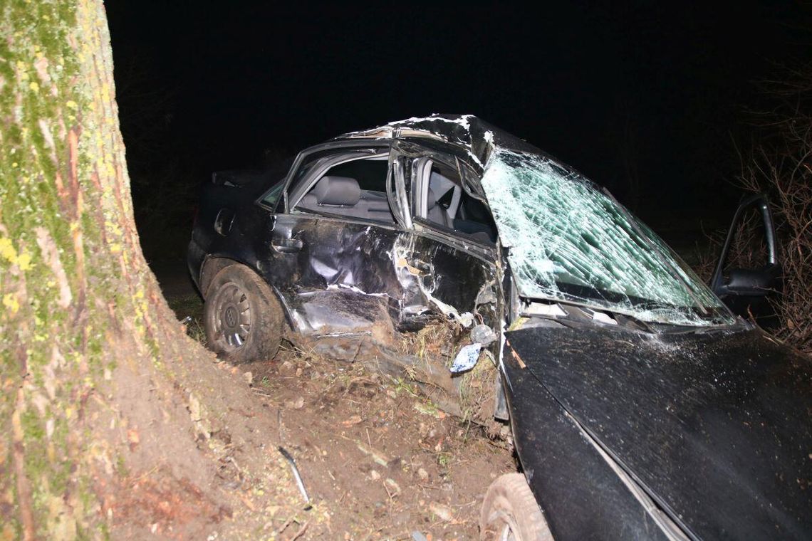 Rozpędzone audi wypadło z drogi i uderzyło w drzewo. 20-letni kierowca zginał na miejscu Rozpędzone audi wypadło z drogi i uderzyło w drzewo. 20-letni kierowca zginał na miejscu