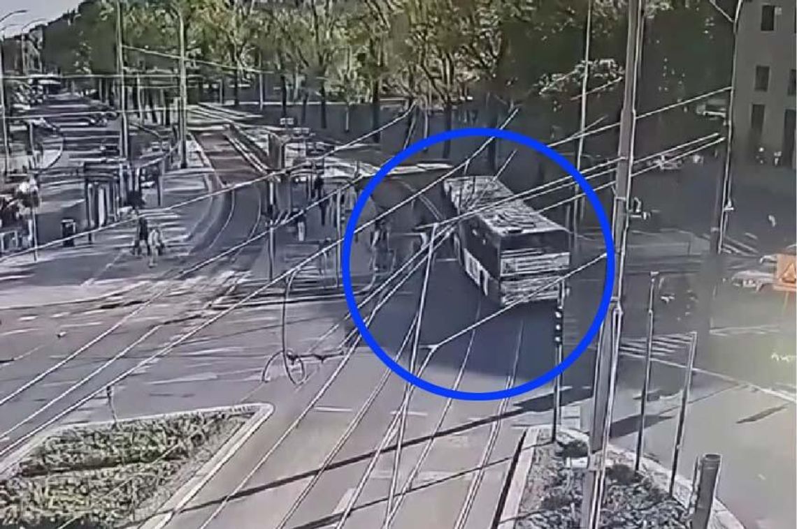 Rozpędzony autobus prawie przejechał ludzi. Kierowca odpowie za rażące naruszenie przepisów