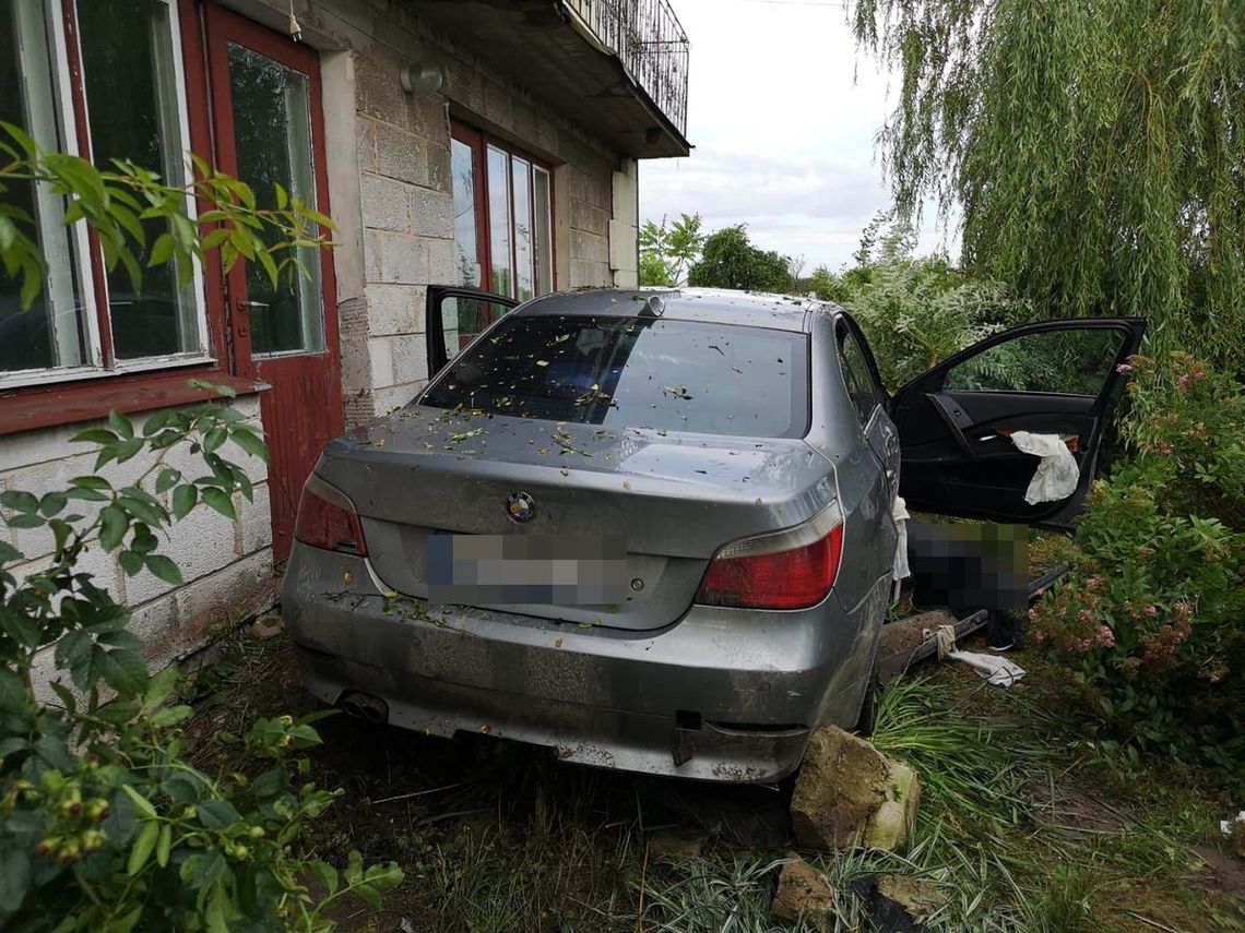 Rozpędzone BMW wypadło z drogi i zatrzymało się na posesji. Autem jechało 4 pijanych mężczyzn - żaden nie przyznał się do kierowania