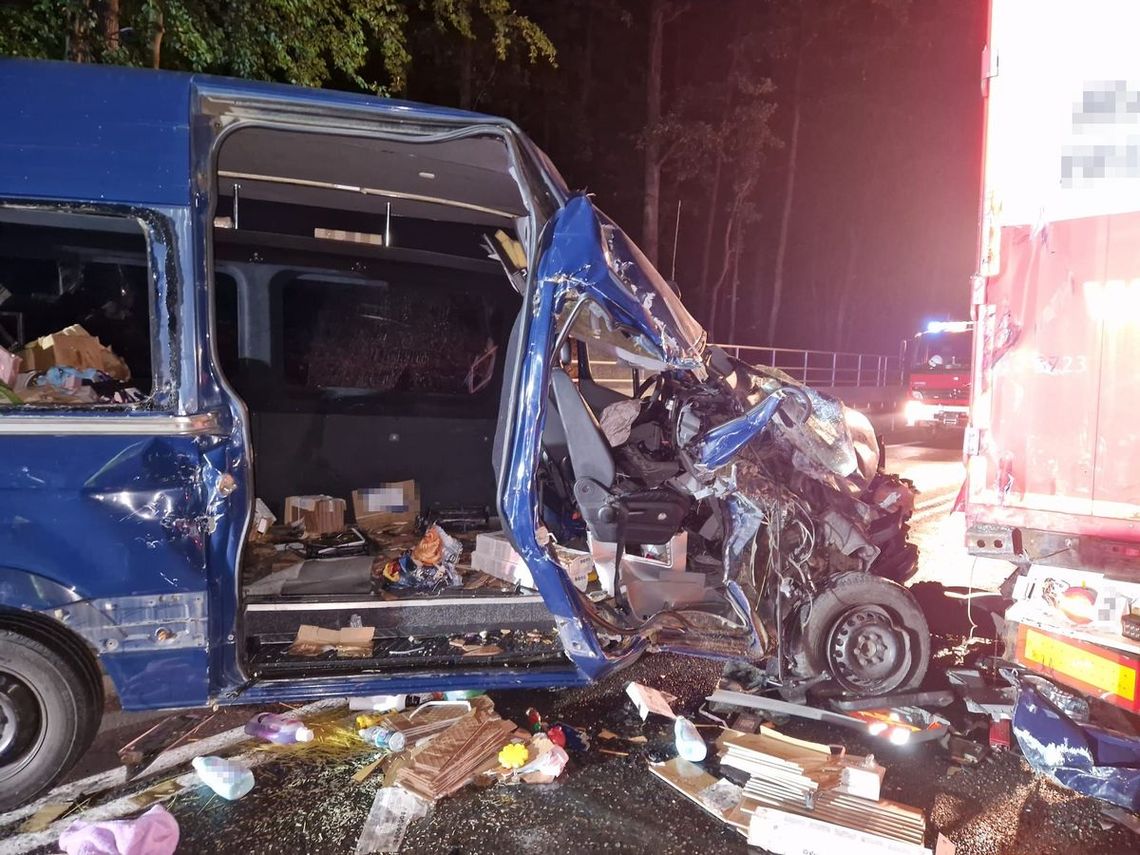 Rozpędzony bus wbił się w tył naczepy ciężarówki. W wyniku wypadku poszkodowanych zostało sześć osób