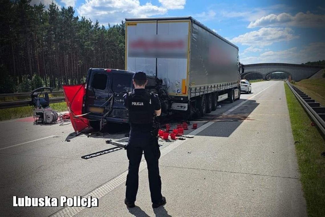 Rozpędzony bus wbił się w tył naczepy samochodu ciężarowego. Kierowcy nie udało się uratować