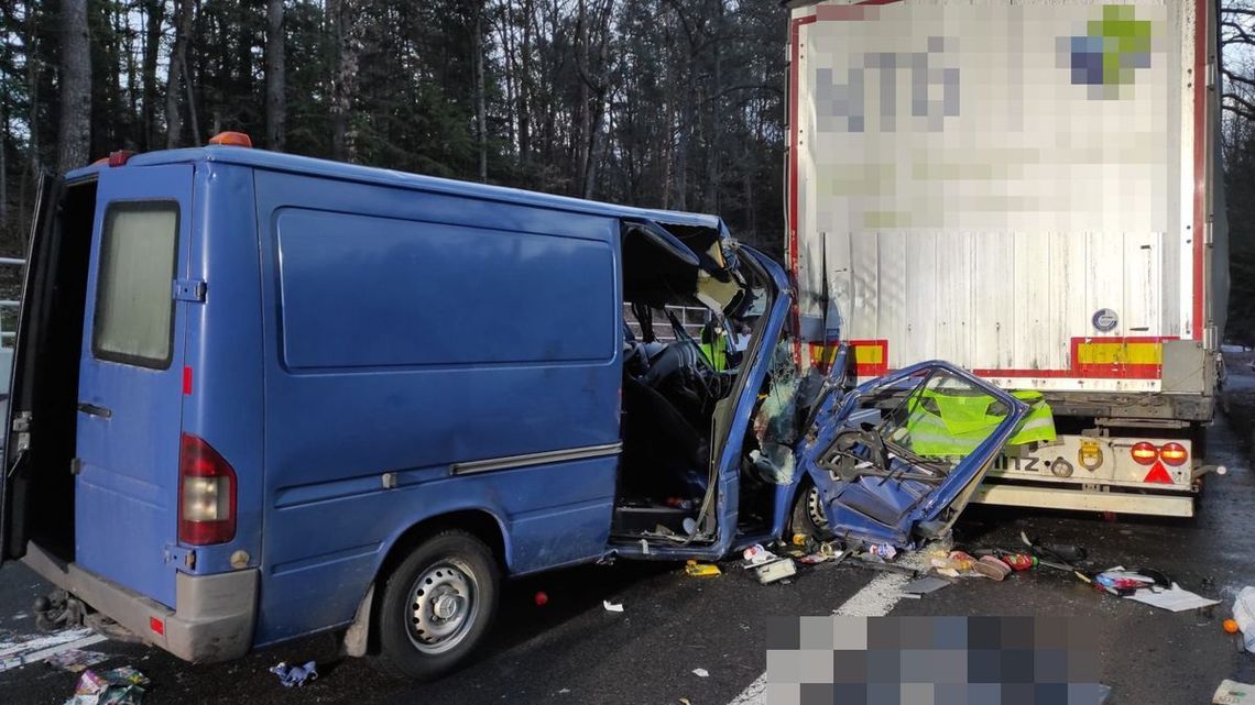 Rozpędzony bus wjechał w tył ciężarówki. Zginął jeden z pasażerów, 8 osób zostało rannych