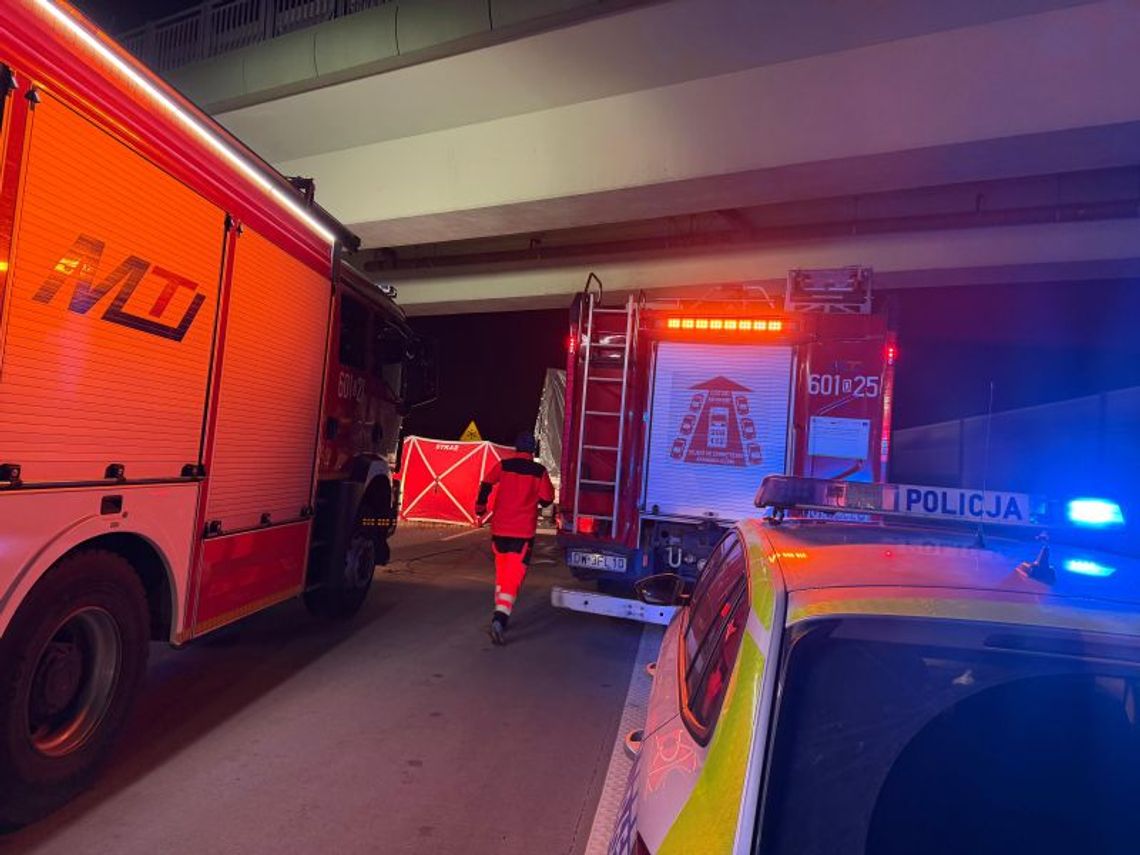 Rozpędzony dostawczak wbił się w tył naczepy ciężarówki. Kierowca z Ukrainy zginął na miejscu