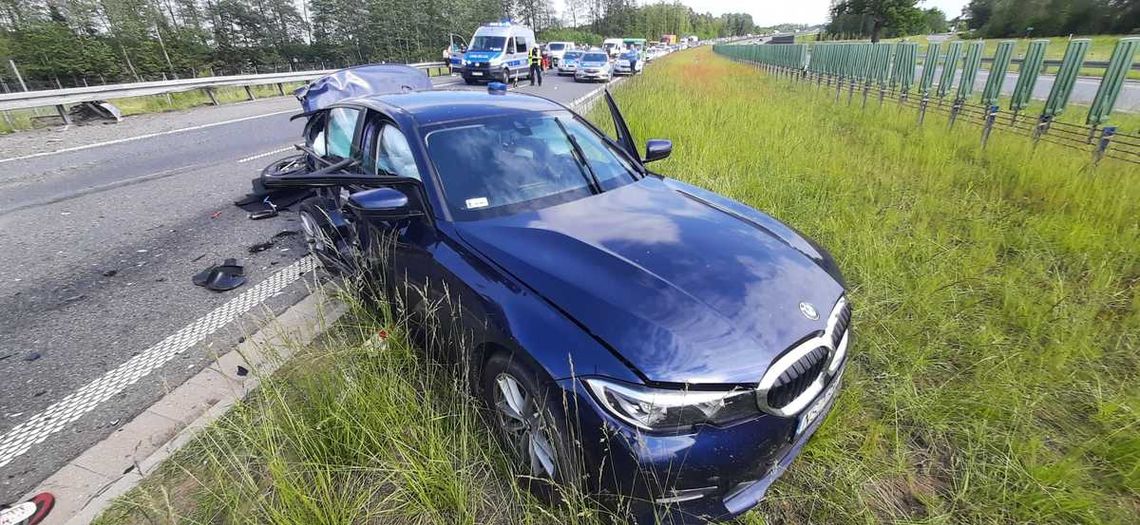 Rozpędzony dostawczak wjechał w policyjne BMW. Dwaj funkcjonariusze trafili do szpitala