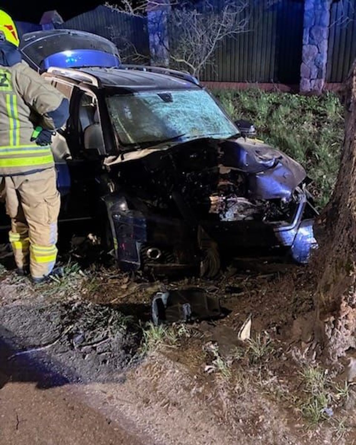 Rozpędzony Mercedes wbił się w drzewo. Mimo reanimacji nie udało się uratować życia kierowcy