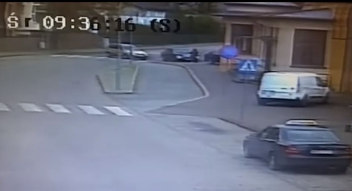 Rozpędzony mercedes wjechał na chodnik i potrącił pieszą. WIDEO