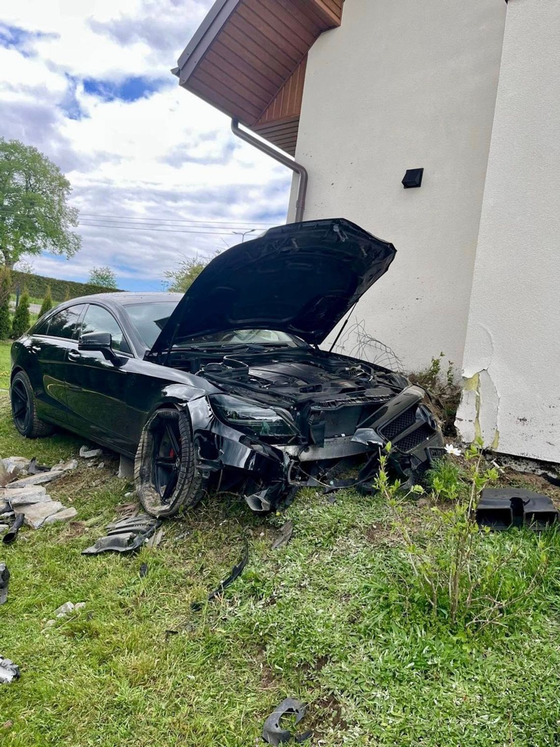 Rozpędzony mercedes wjechał prosto w dom. Ranna pasażerka trafiła do szpitala Rozpędzony mercedes wjechał prosto w dom. Ranna pasażerka trafiła do szpitala