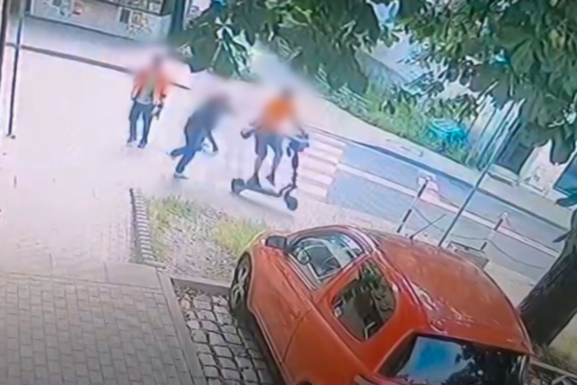 Rozpędzony mężczyzna na hulajnodze wjechał prosto w prawidłowo idącego pieszego