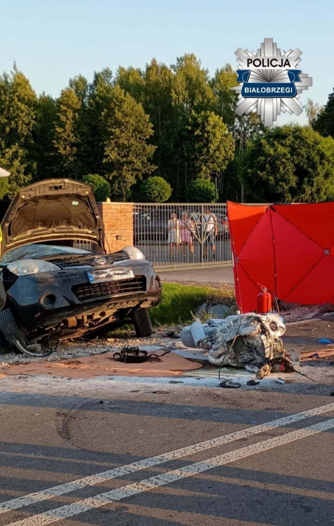 Rozpędzony motocykl wbił się w bok nissana. Zginął kierujący suzuki i pasażerka osobówki