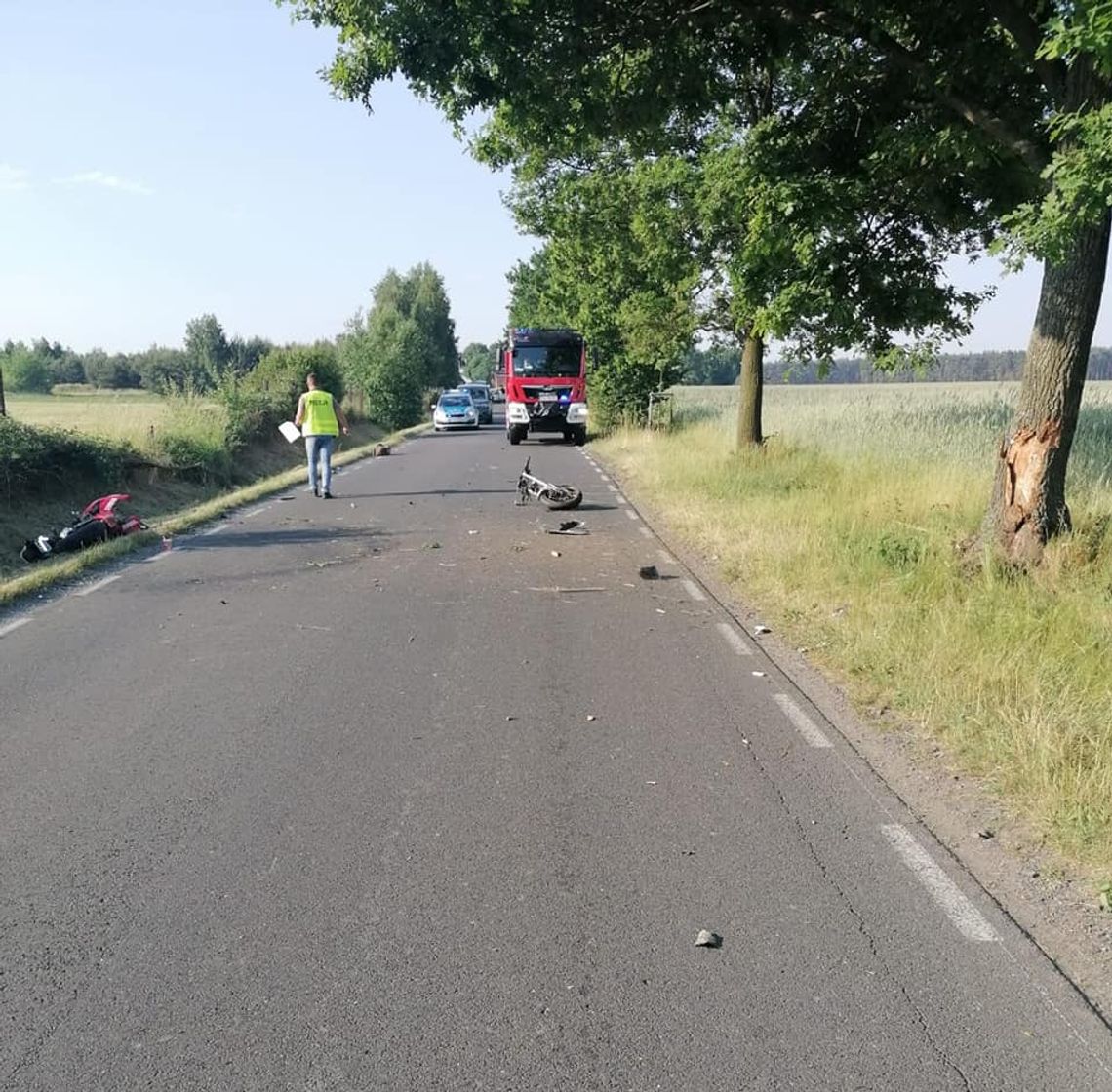 Rozpędzony motocyklista wjechał w drzewo. 34-latek zginął na miejscu [FOTO]