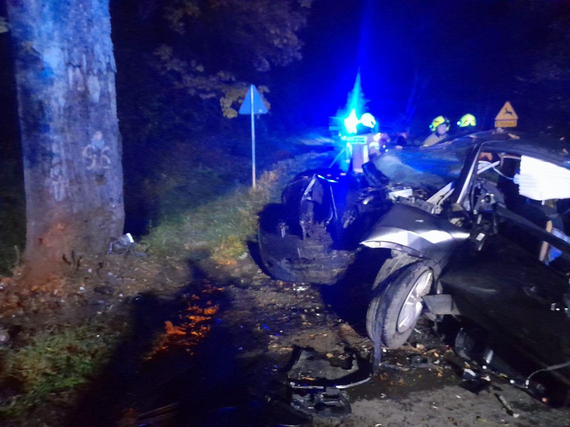 Rozpędzony Nissan uderzył w drzewo. 32-letni kierowca zginął na miejscu Rozpędzony Nissan uderzył w drzewo. 32-letni kierowca zginął na miejscu