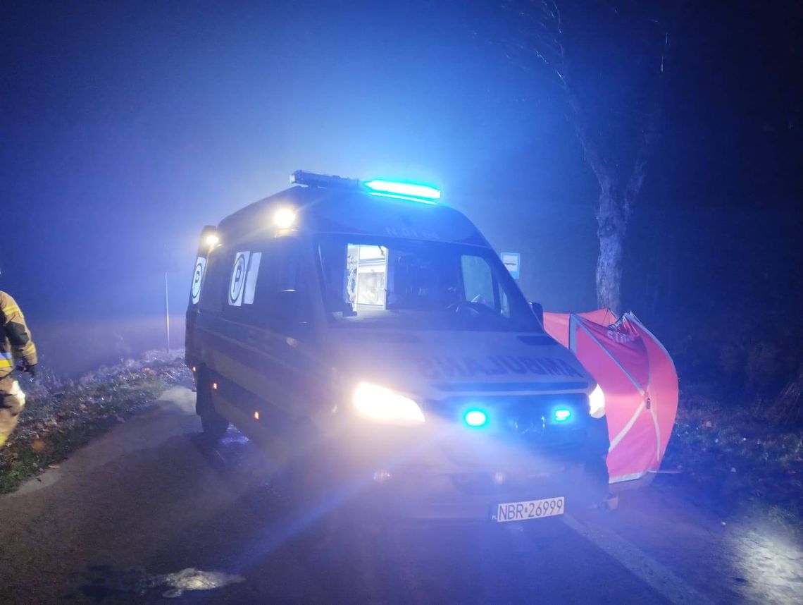 Rozpędzony opel wbił się w drzewo. Z auta wyrwało silnik, kierowca wypadł z samochodu Rozpędzony opel wbił się w drzewo. Z auta wyrwało silnik, kierowca wypadł z samochodu