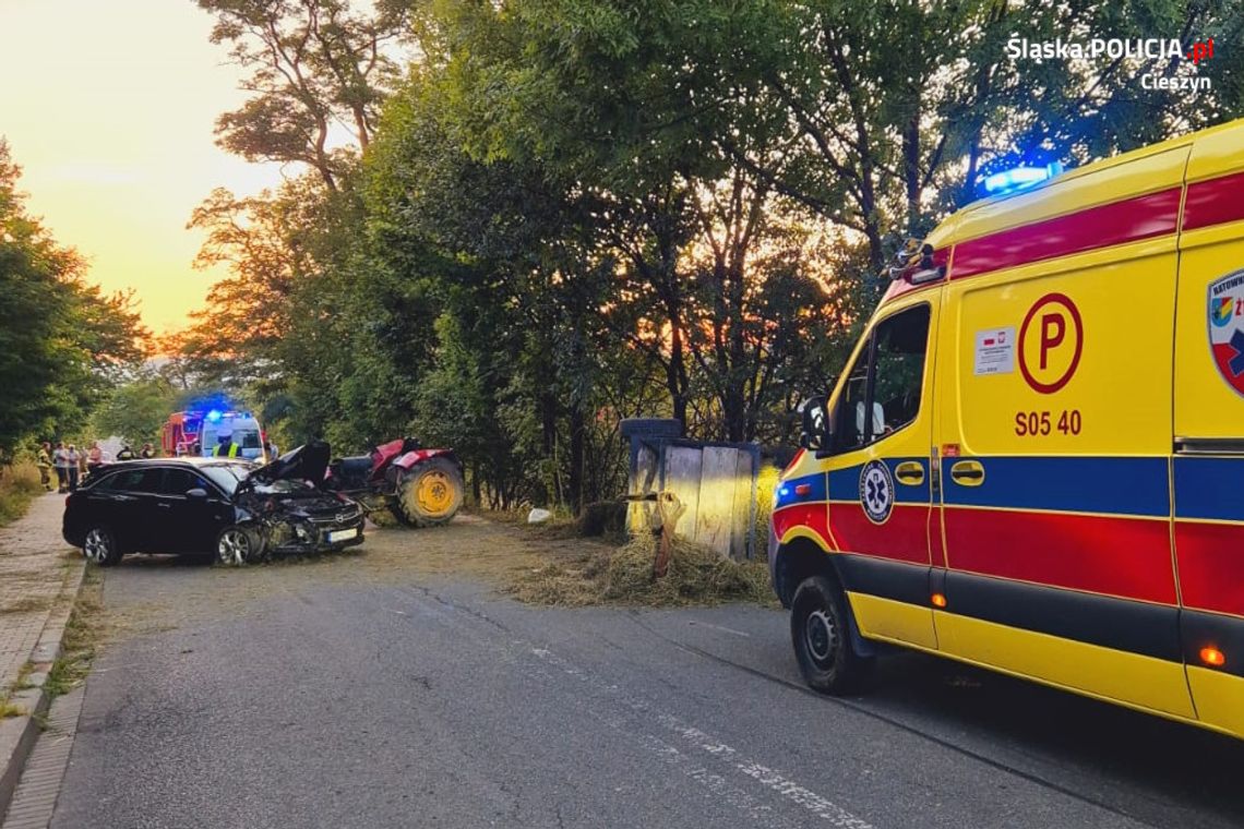 Rozpędzony opel wjechał w tył ciągnika rolniczego. W wypadku zginął 40-letni mężczyzna [ZDJĘCIA]