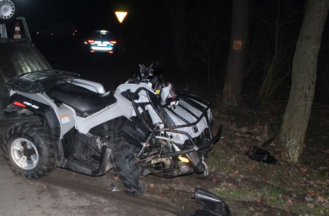 Rozpędzony quad uderzył w drzewo. Kierowca zginął, pijany pasażer doznał niewielkich obrażeń