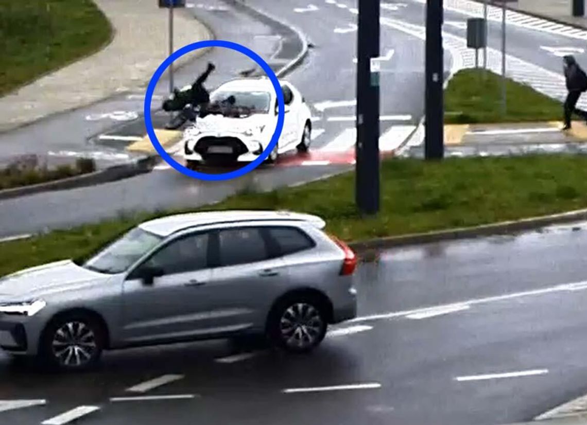 Rozpędzony rowerzysta wjechał na przejazd i uderzył w samochód