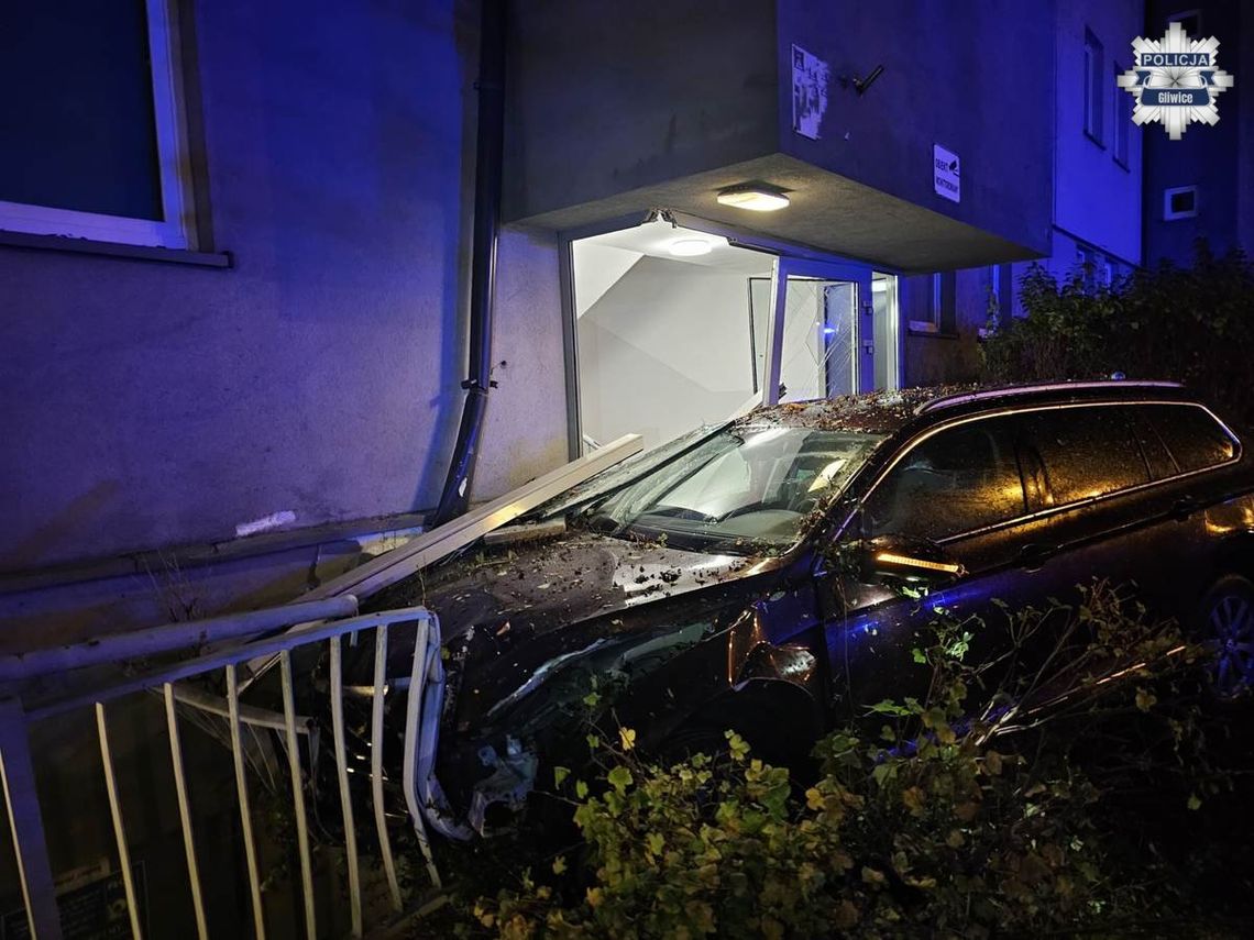 Rozpędzony samochód wjechał w klatkę schodową. Kierowca i pasażer chcieli uciec Rozpędzony samochód wjechał w klatkę schodową. Kierowca i pasażer chcieli uciec