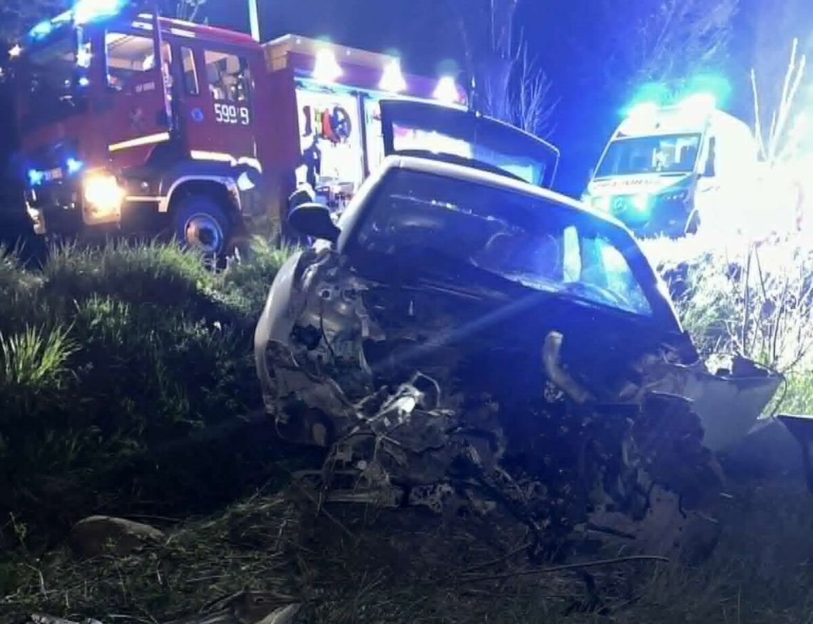 Rozpędzony Seat zjechał z drogi i wbił się w drzewo. 30-letni kierowca zginął na miejscu