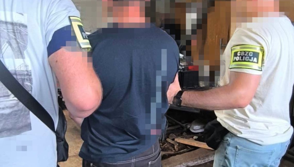 Rozpowszechniał materiały pedofilskie, miał broń i materiały wybuchowe. CBZC zatrzymało 36-latka