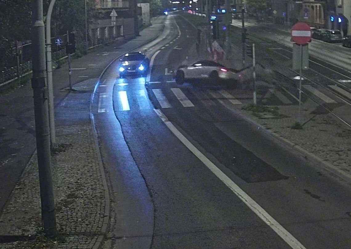Roztrzaskała Audi na przystanku tramwajowym i zniknęła. Policja zatrzymała ją po kilkunastu godzinach Roztrzaskała Audi na przystanku tramwajowym i zniknęła. Policja zatrzymała ją po kilkunastu godzinach