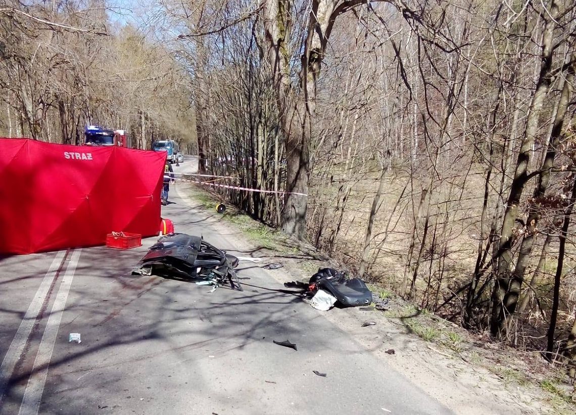 Roztrzaskany Mercedes po uderzeniu w drzewo. Kierowca osobówki zginął na miejscu