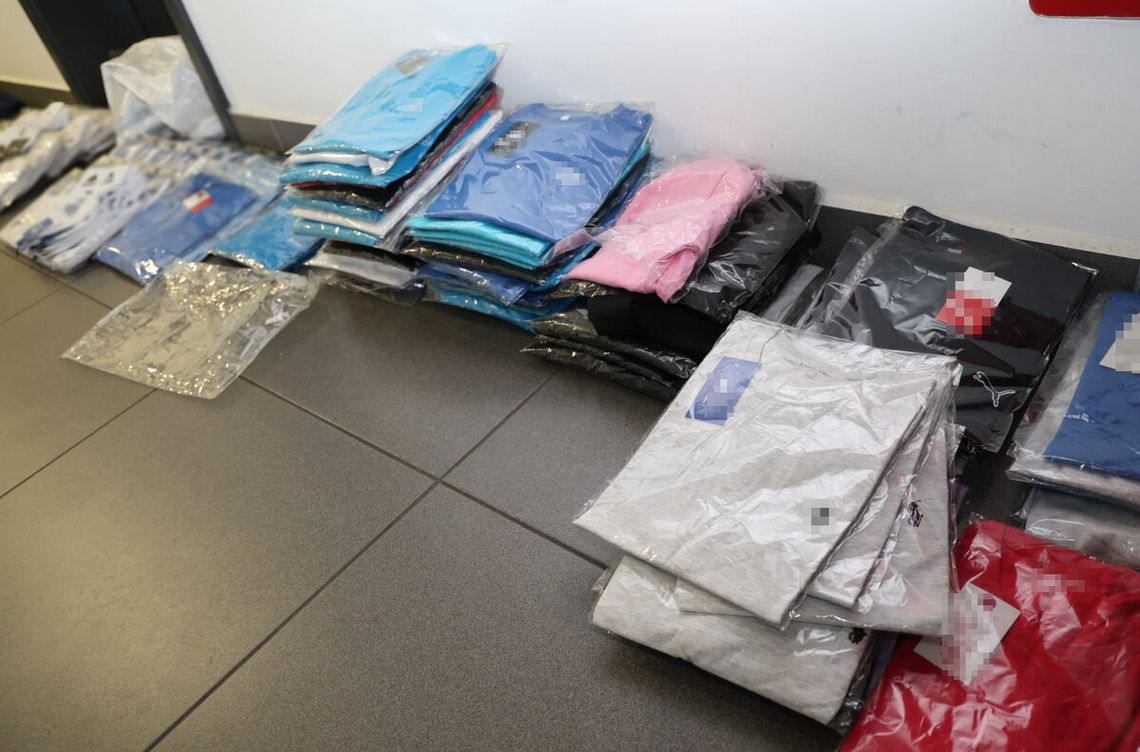 Rumun handlował podróbkami na targowisku. Chodził z ciuchami między straganami i zaczepiał ludzi