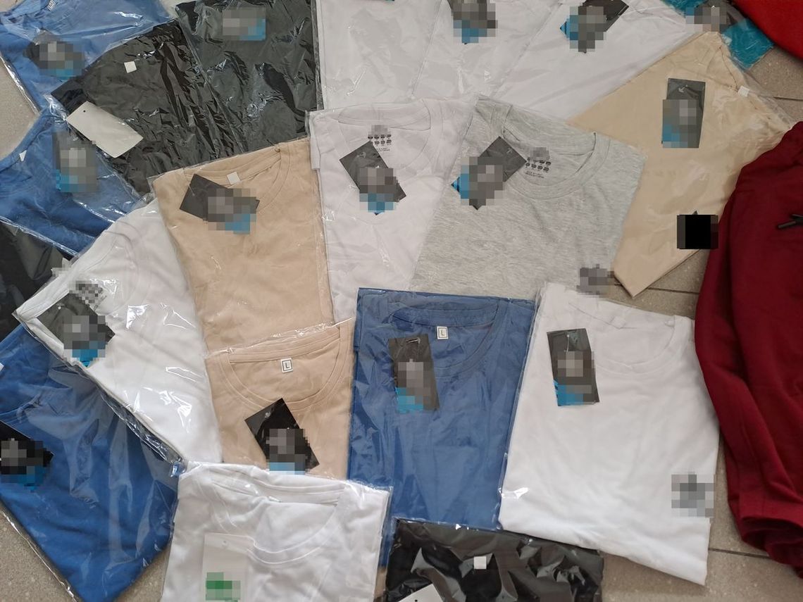 Rumuni handlowali na targowisku podrabianymi ciuchami znanych marek. Stracili towar warty kilkadziesiąt tysięcy