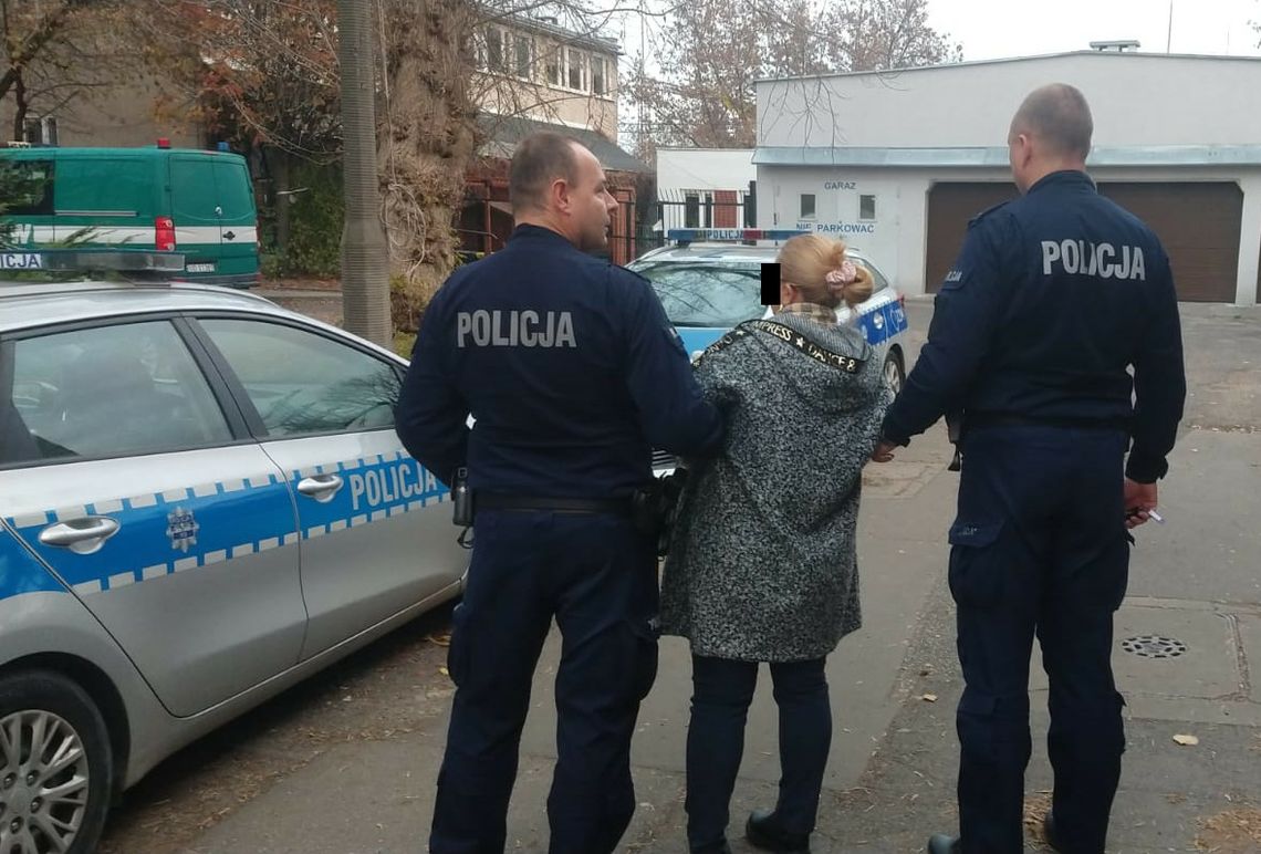 Rumunka okradła harcerzy sprzedających znicze pod jednym z warszawskich cmentarzy