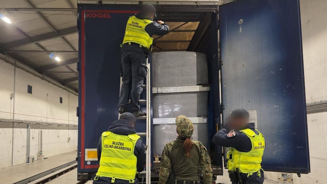 Rumuński TIR zatrzymany na granicy z Litwą. Kierowca szmuglował 27 nielegalnych imigrantów Rumuński TIR zatrzymany na granicy z Litwą. Kierowca szmuglował 27 nielegalnych imigrantów