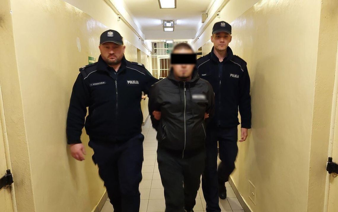 Ruszył na radiowóz, gdy policjant wysiadał z auta. 30-latek zatrzymany z narkotykami Ruszył na radiowóz, gdy policjant wysiadał z auta. 30-latek zatrzymany z narkotykami