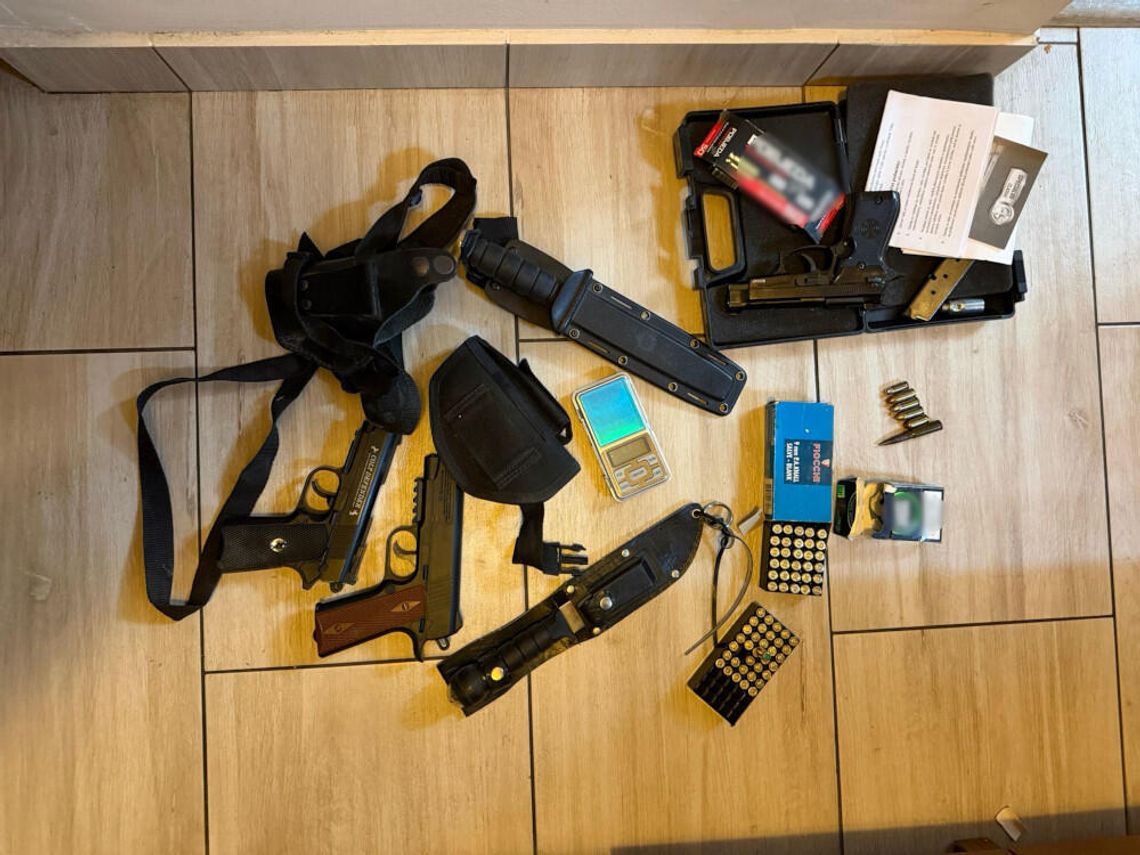 Rutynowa kontrola zakończona zarzutami. Policjanci zabezpieczyli narkotyki i broń