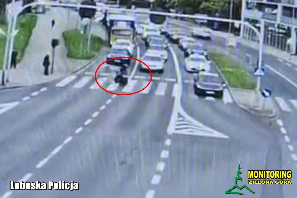 Ryzykowny manewr motocyklisty na skrzyżowaniu. Grozi mu utrata prawa jazdy