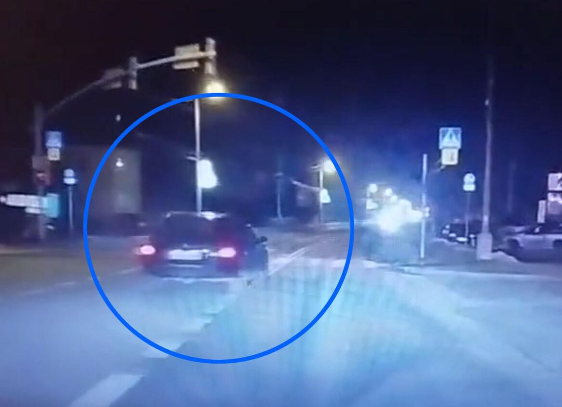 Ryzykowny manewr na skrzyżowaniu. Młody kierowca ukarany wysokim mandatem i aż 30 punktami karnymi Ryzykowny manewr na skrzyżowaniu. Młody kierowca ukarany wysokim mandatem i aż 30 punktami karnymi