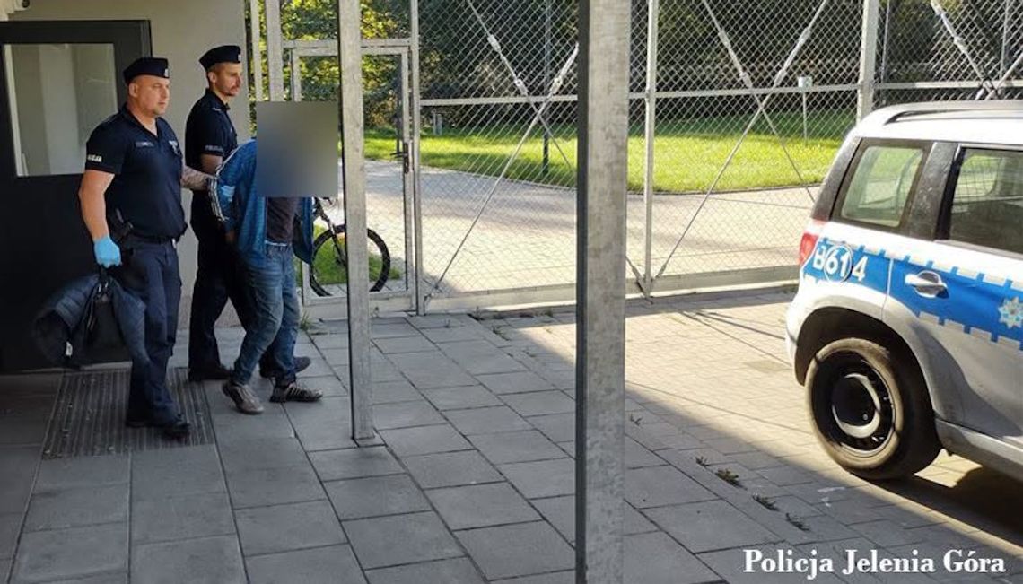 Rzucał kostką brukową w samochody. Usłyszał 19 zarzutów, a szkody przekraczają 50 tysięcy złotych Rzucał kostką brukową w samochody. Usłyszał 19 zarzutów, a szkody przekraczają 50 tysięcy złotych