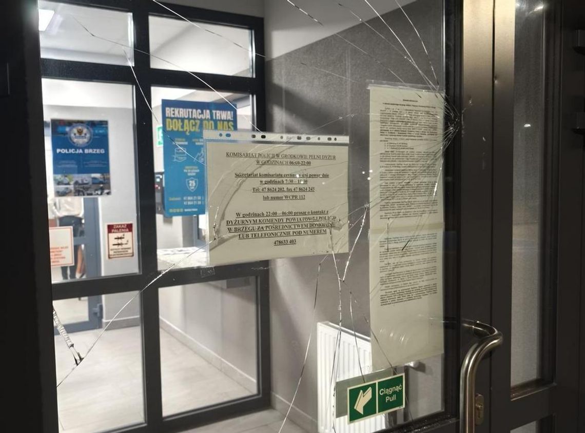 Rzucił kamieniem w komisariat. Potem tłumaczył się, że tego nie pamięta Rzucił kamieniem w komisariat. Potem tłumaczył się, że tego nie pamięta