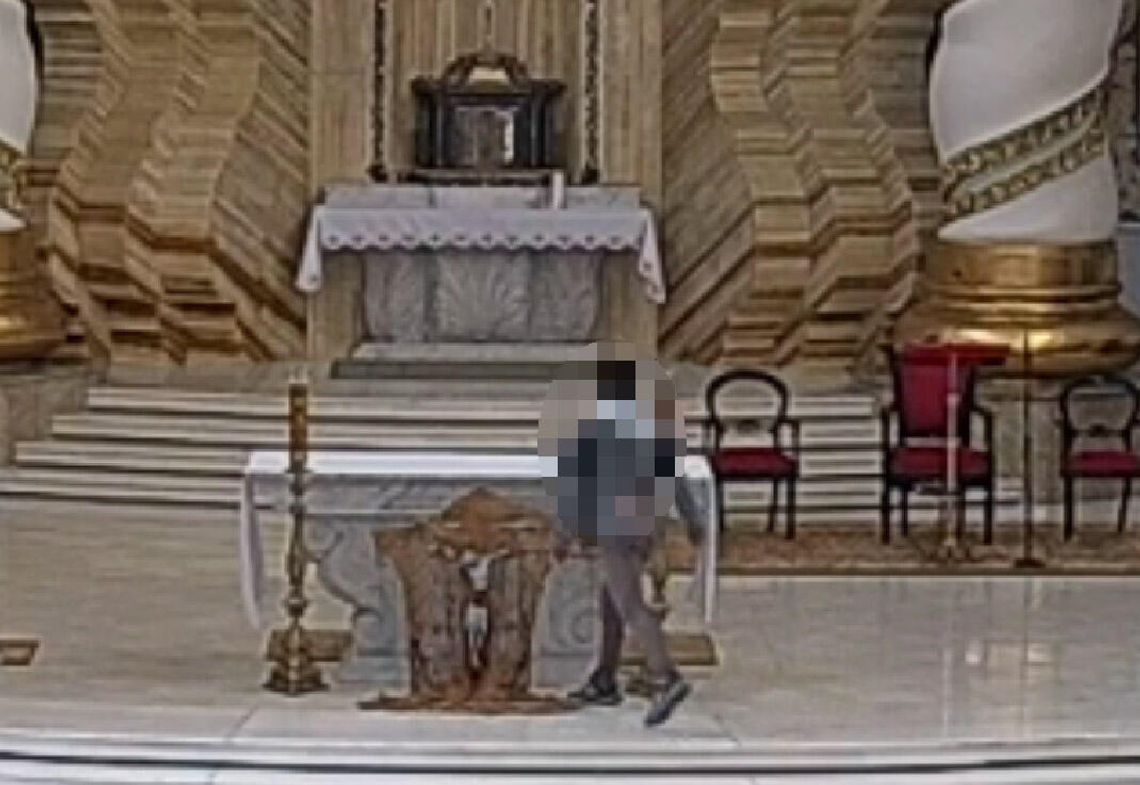 Rzucił krzyżem i opluł ołtarz. Mężczyzna odpowie za obrazę uczuć religijnych