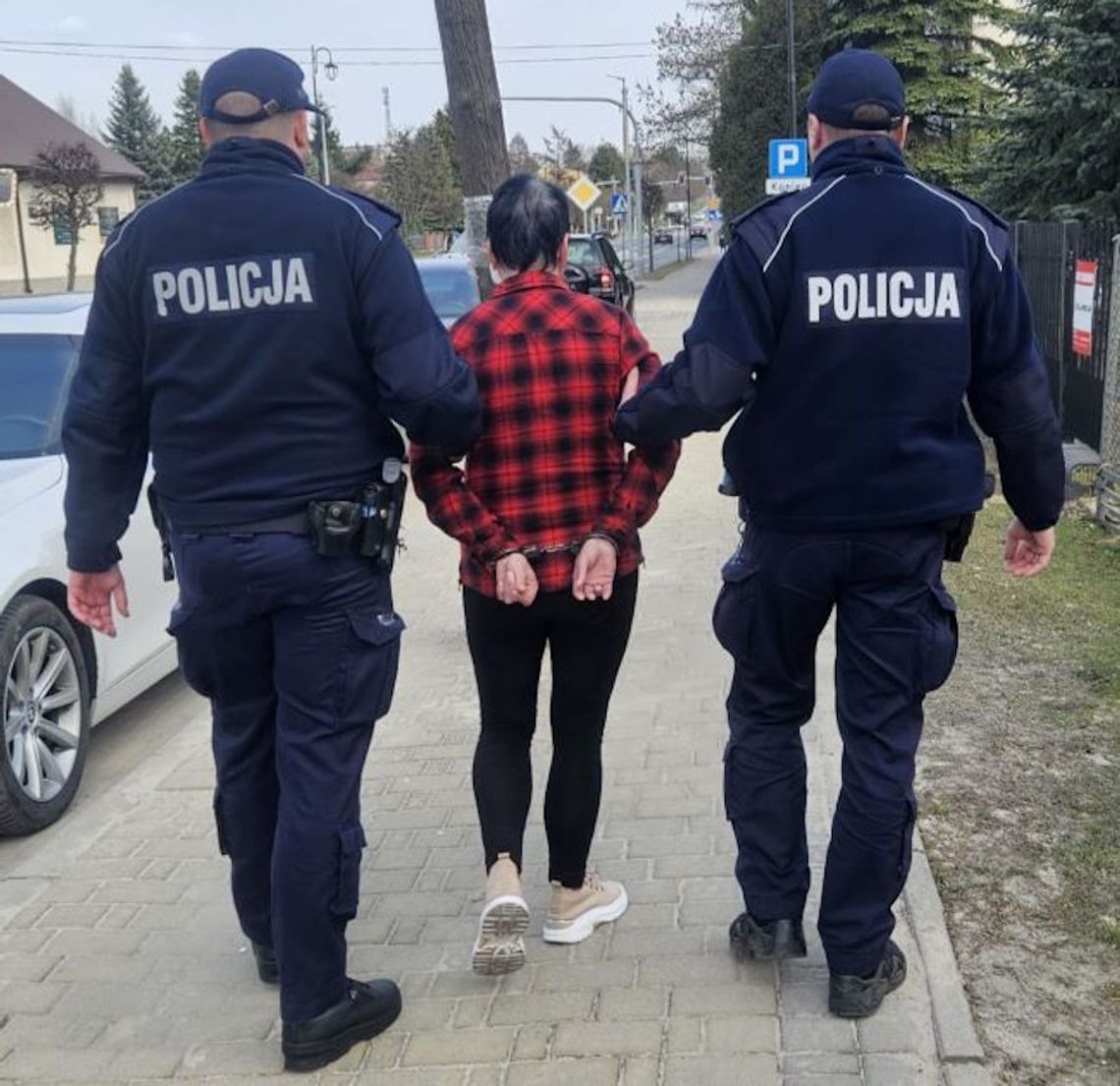 Rzuciła się na policjantów z nożem, krzycząc, że ich zabije i spali. 50-latka tymczasowo aresztowana