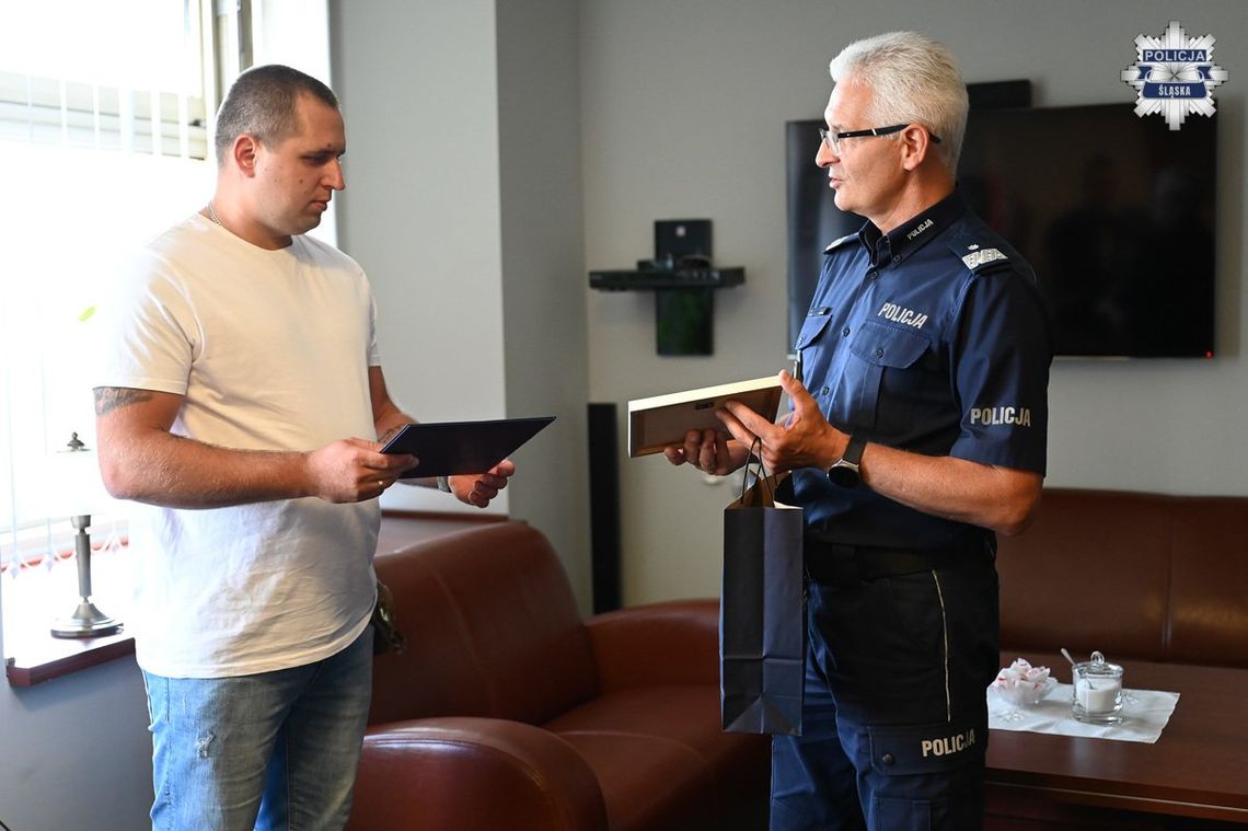 Rzucili się na pomoc i obezwładnili nożownika. Bohaterowie z Chorzowa docenieni przez policję