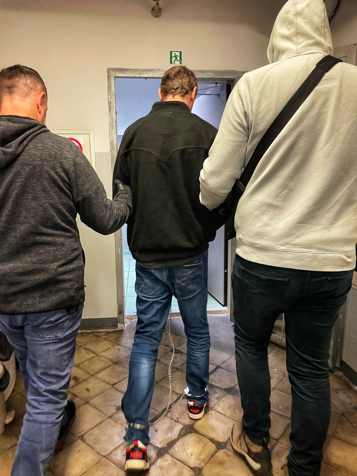 Szukali go za fałszywy alarm bombowy. Sam się wystawił, robiąc zdjęcia radiowozom i karetkom Szukali go za fałszywy alarm bombowy. Sam się wystawił, robiąc zdjęcia radiowozom i karetkom