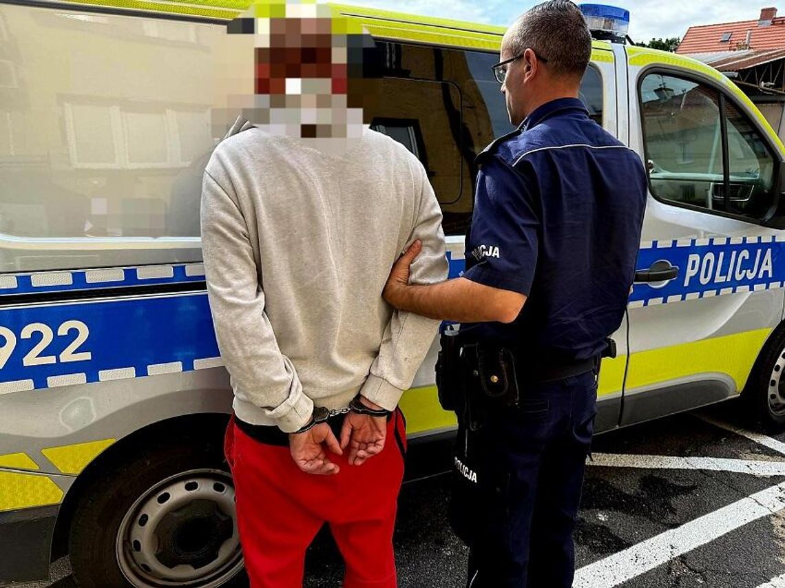 Sam ściągnął na siebie uwagę policji. Na widok mundurowych spanikował, znaleźli przy nim narkotyki